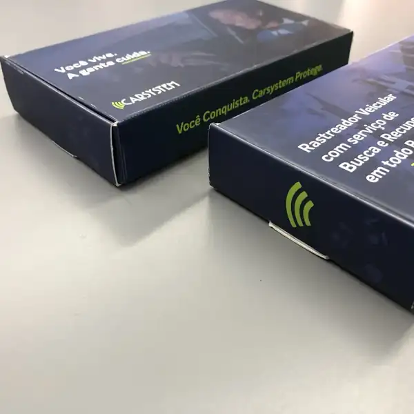 Caixas cartucho impressas em azul, montadas após corte e vinco
