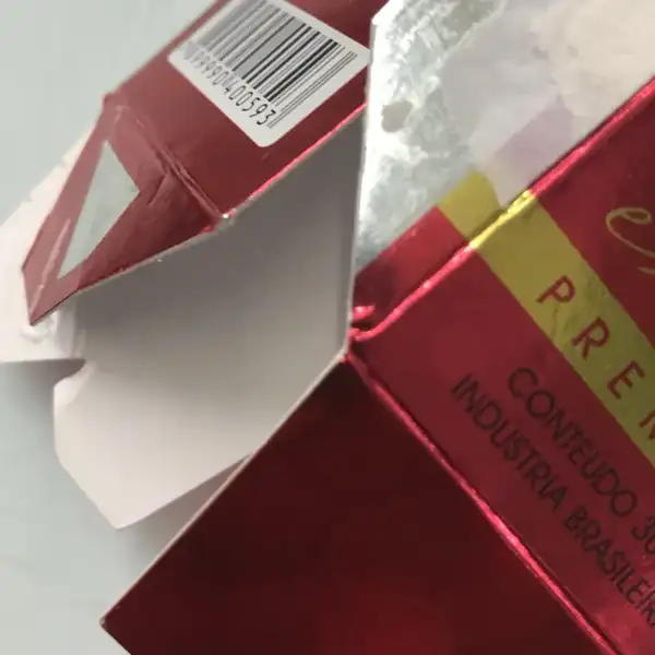 Cartucho em cartão metalizado vermelho, cortado e vincado