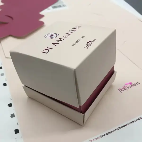 Caixa tampa e fundo com aplicação de hot stamping rosa metalizado
