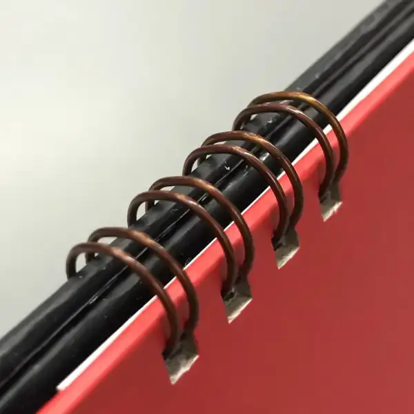 Caderno com capa vermelha e encadernação wire-o