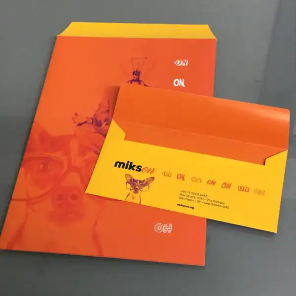 Pasta e envelope personalizados impressos em laranja e amarelo
