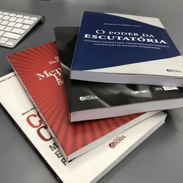 Livros em brochura com lombada colada impressos pela Visão Gráfica