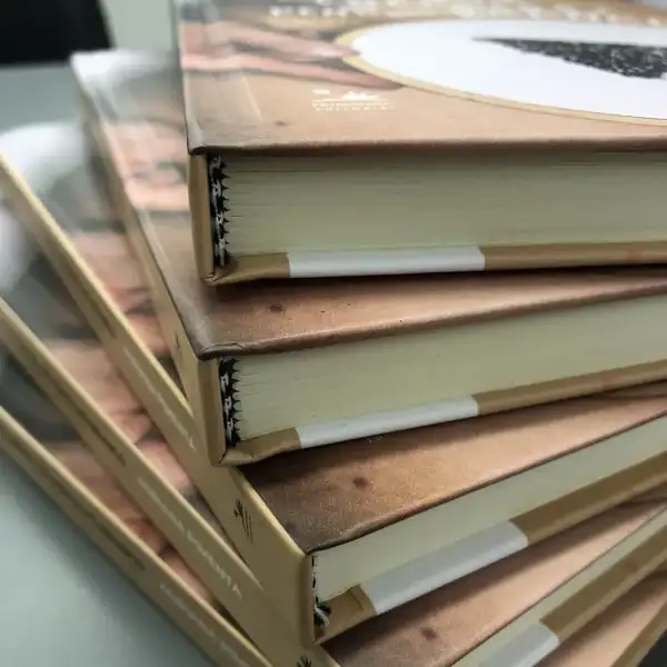 Livros de capa dura com miolo costurado e cabeceado