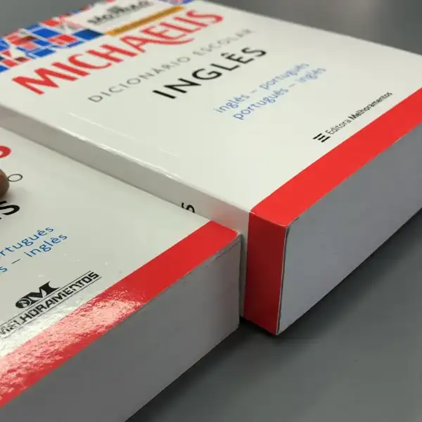 Dicionários em brochura com lombada larga e capa laminada