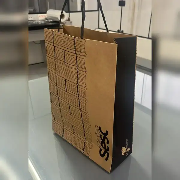 Sacola de papel kraft personalizada com alça de papel torcido