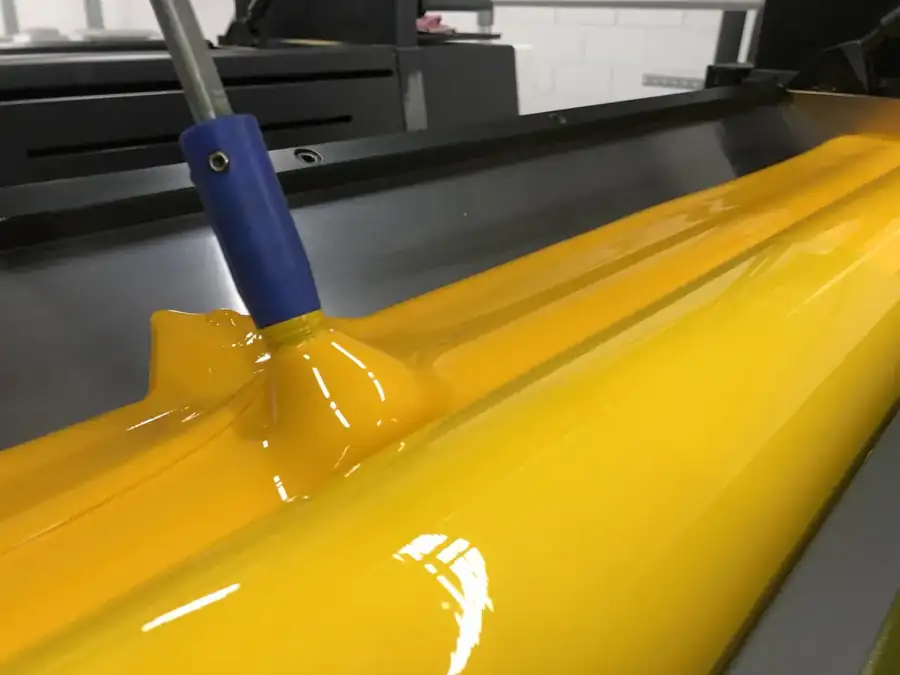 Tinta amarela no tinteiro de uma impressora offset